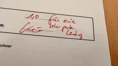 Handschriftlich in roter Tinte auf einem Klausurbogen notiert: 1,0 für eine sehr gute Leistung