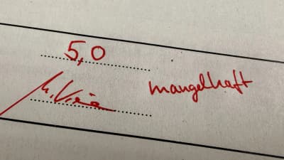 Handschriftlich in roter Tinte auf einem Klausurbogen notiert: 5,0, mangelhaft.