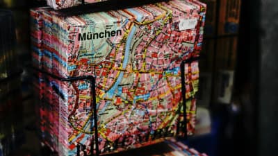 Gefaltete Stadtpläne von München in einem Verkaufsständer